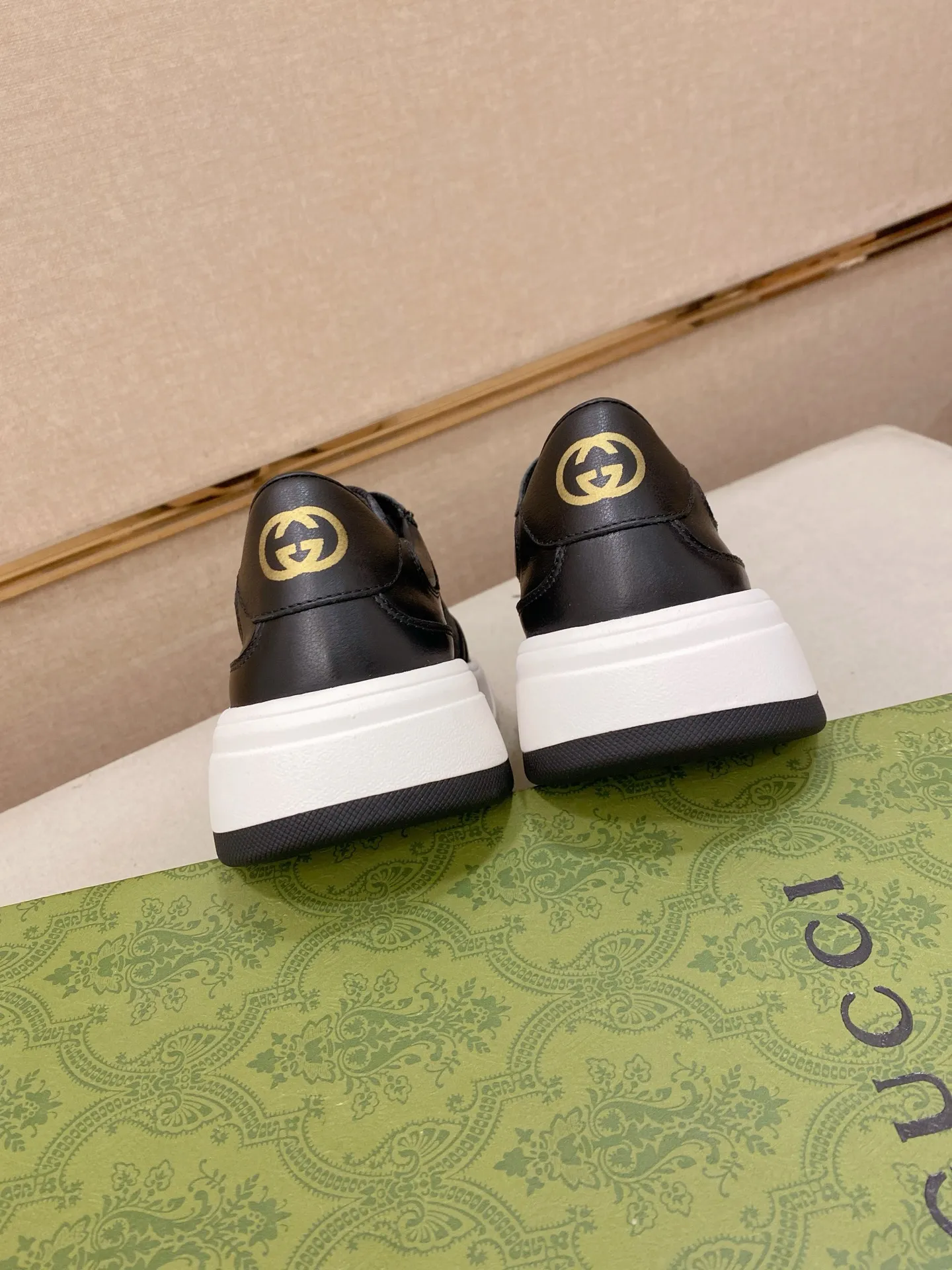 Men's shoes 💰 440 💰 High-quality new GUCCI counters are launched simultaneously. The new men's shoes, 😘fabrics are selected from imported cowhide, and the lining is sheepskin lining. 👍🏿 High-end ☄️ air-cushion molded anti-slip rubber outsole, exquisite lines, simple and elegant, comfortable and high-end for leisure travel. Code number: 38 to 44 (45 can be customized and cannot be returned or exchanged)
